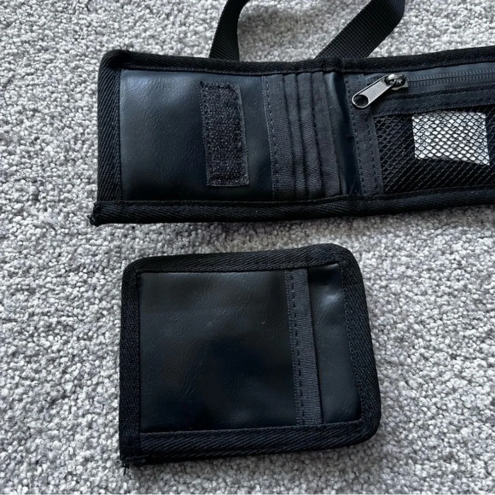 💚 NWOT black card holder with detachable strap